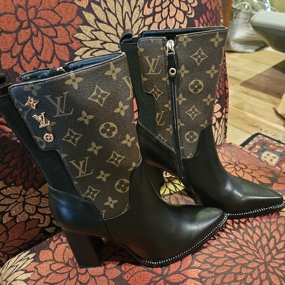 The Unbranded Brand Other - Elegant Black and Brown Women's Heeled Boots Size 9